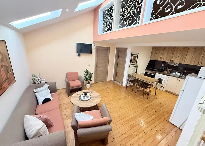 Center The Quiet Luxury 7 *